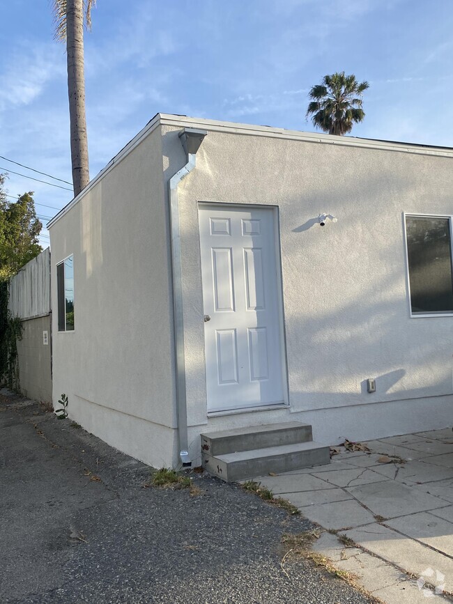 Front Entrance - 300 S La Peer Dr Rental