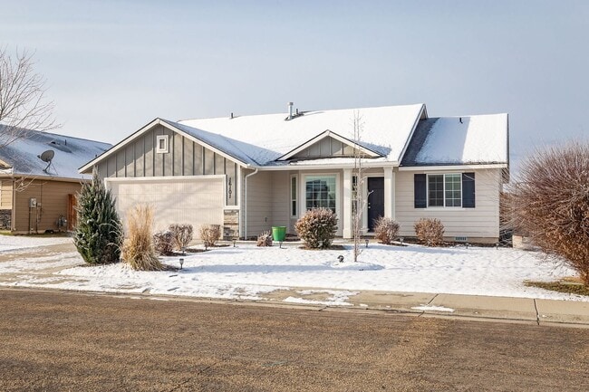 Building Photo - 3 bed 2 bath home