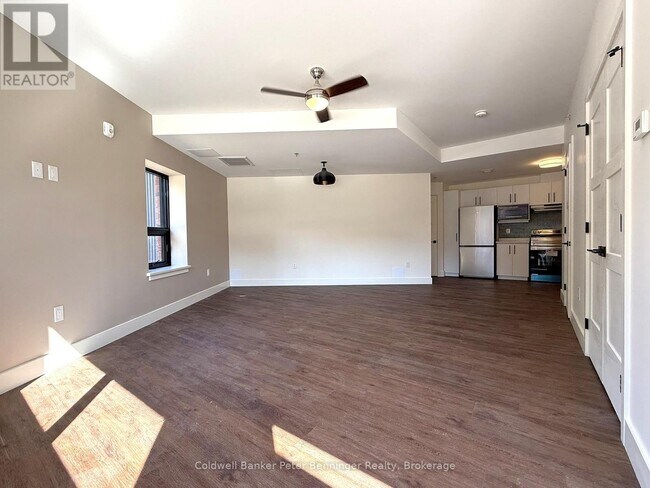 Photo - 109 Queen St S