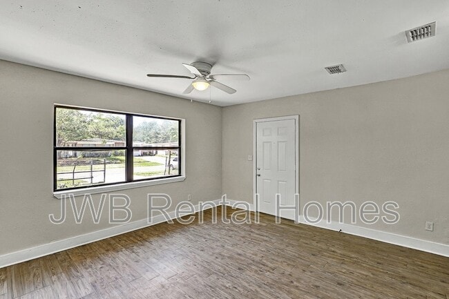 Photo - 31 E 45th St