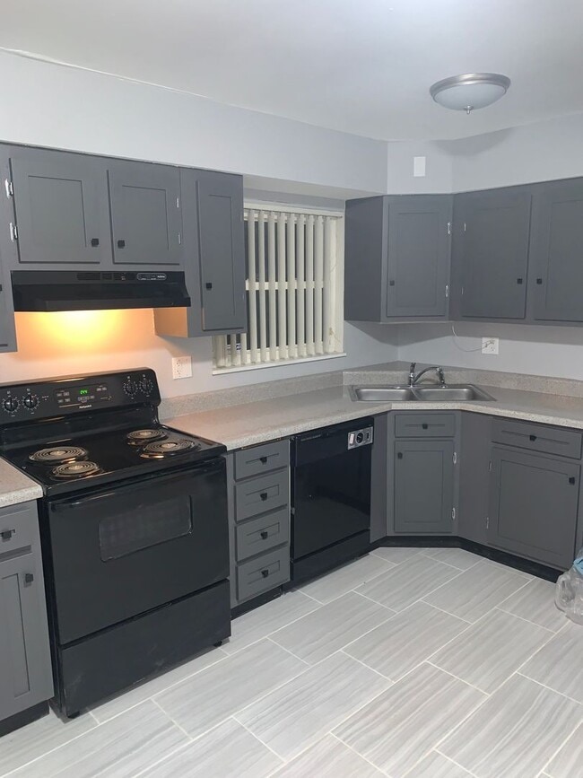 Building Photo - Beautiful 3 bed 1 bath home. Wait till yo...