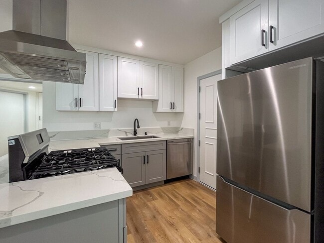 Building Photo - Beautifully Updated 2-Bedroom in the Heart... Unit 02
