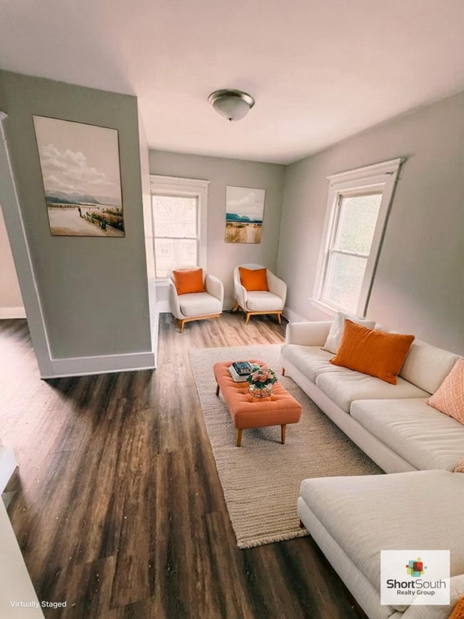 Building Photo - Updated 2 bed 1 bath upper apartment