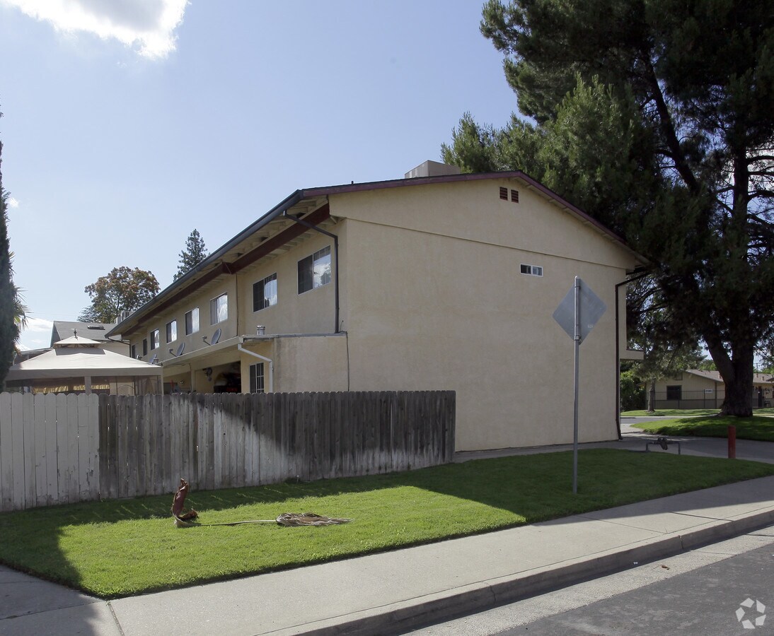 Photo - 2139-2145 Evergreen Ave