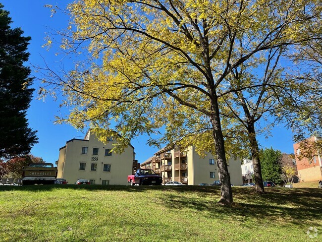 Building Photo - 1002 Linden Ave Rental