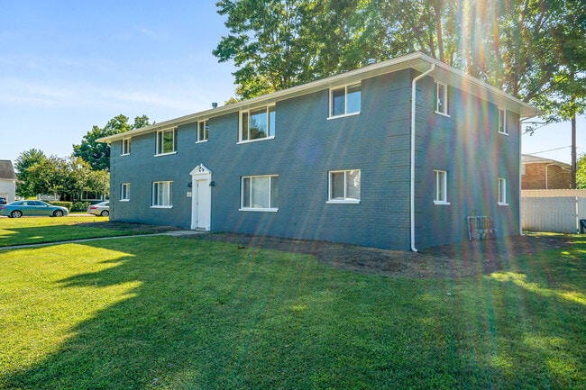 Building Photo - 135 Walnut St Unit D