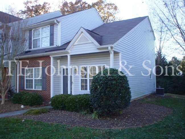 Building Photo - Beautiful 3BR Home with Vaulted Ceilings, Community Pool & Main Level Primary Suite