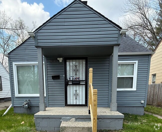 Building Photo - Renovated 3-Bedroom Home – We Welcome Sect...
