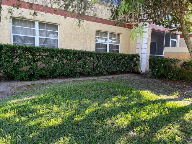 Photo - 1533 SE Royal Green Cir