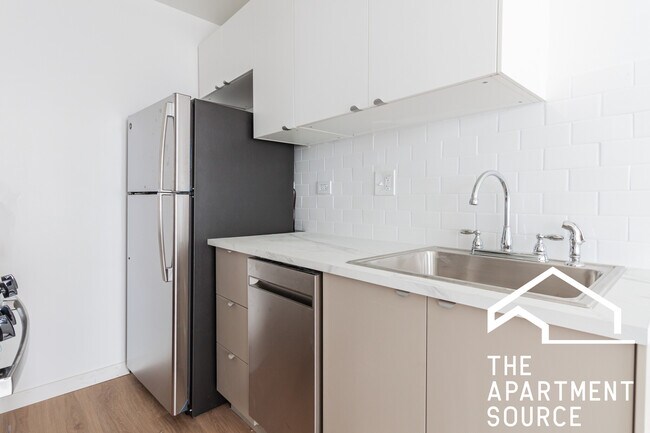 Photo - 2756 N Pine Grove Ave Unit 1008