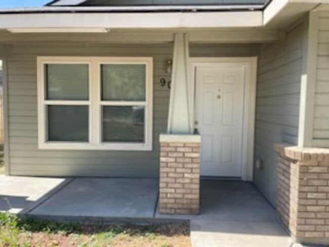 Building Photo - 3 Bed 2 Bath Duplex In Nampa: Available Now Rental