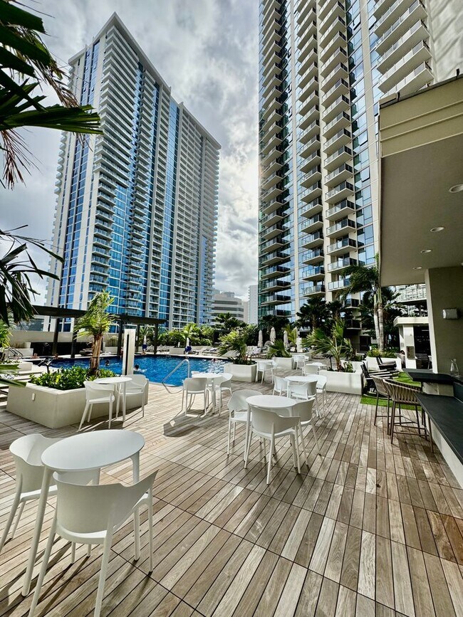 1/1/1 at the New Sky Ala Moana, 17th floor... - 1/1/1 at the New Sky Ala Moana, 17th floor... Unit 1707