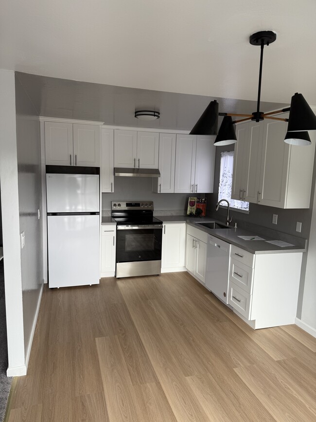 Building Photo - 750 Bacon St Unit 2