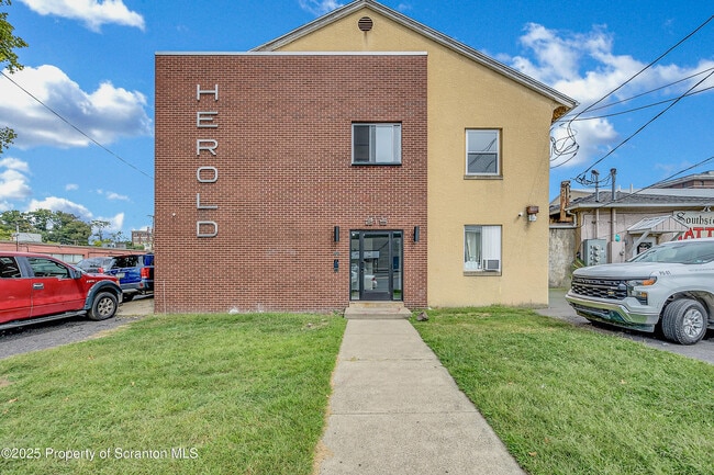 Building Photo - 215 Hickory St Rental