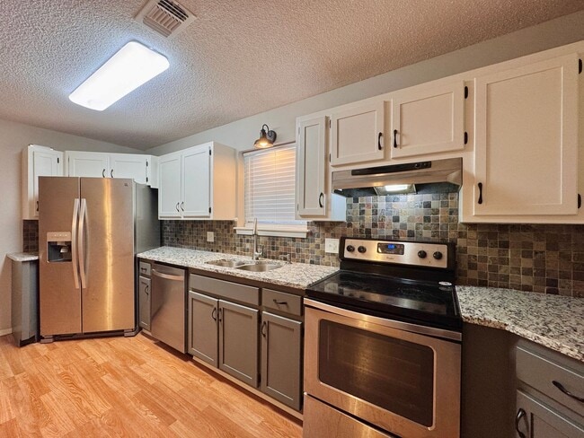 Building Photo - 4 Bedroom/ 2.5 Bathroom Home in Tanglewood...