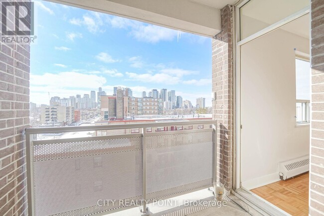 Photo - 490 Eglinton Ave E Unité 201