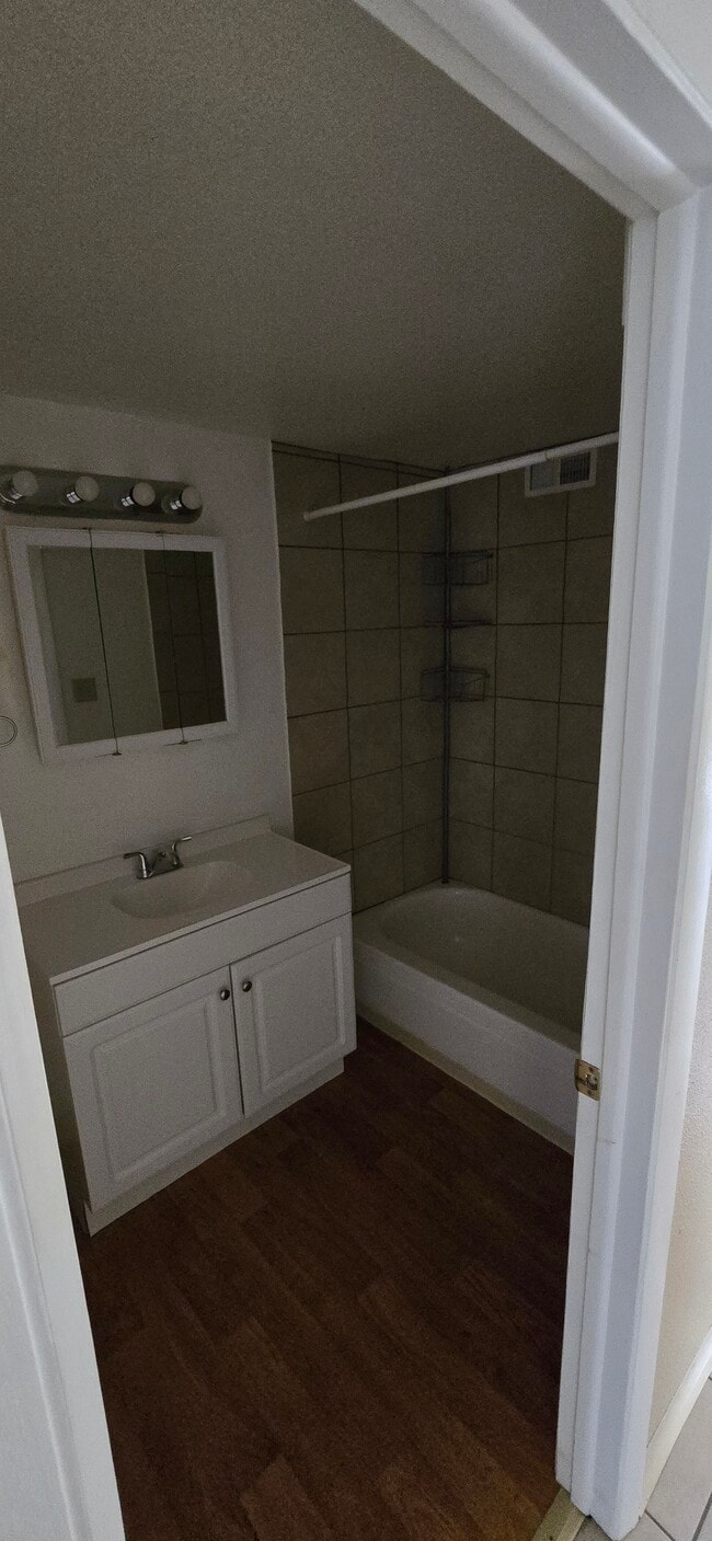 Baño - 1112 E 6th St