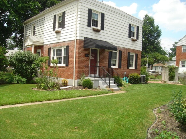 Building Photo - Duplex Close to Shirlington Rental