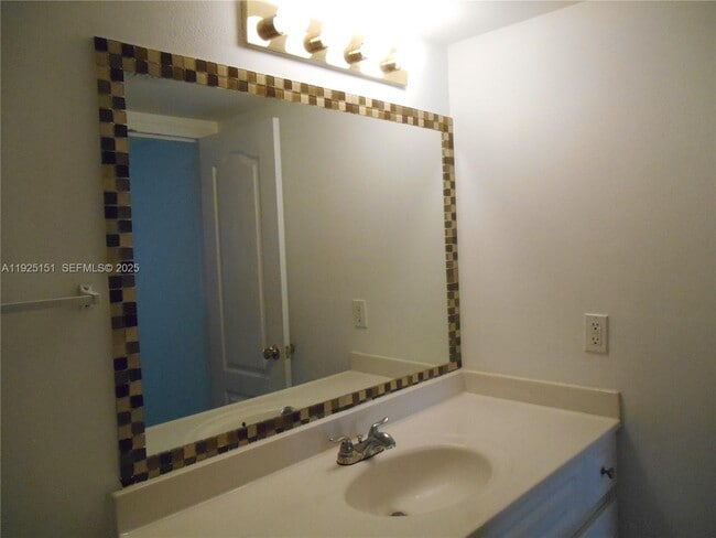 Photo - 4910 NW 79th Ave Unidad 105