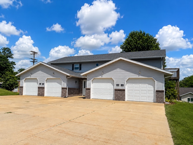 Building Photo - Buechner Circle Townhomes Unit 118