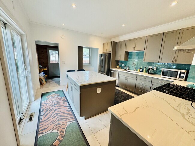 Photo - Charming 4-Bed Home with Granite Touches & Hardwood Elegance in Minneapolis!