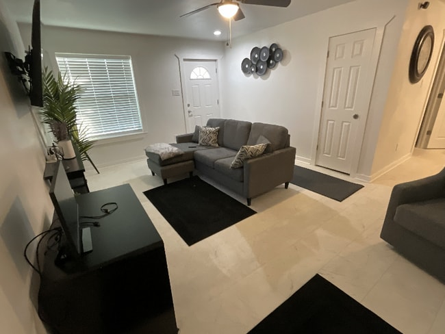 Photo - 1301 E Avenue G Unidad B