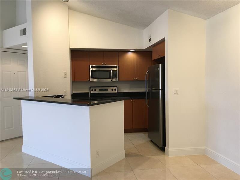 Photo - 3360 Pinewalk Dr N Unidad 1338 Rental
