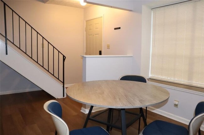 Building Photo - 2572 Stratford Ln