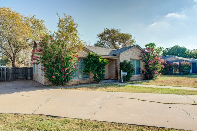 Photo - Pre-lease 2026! Corner lot house with Large bedrooms