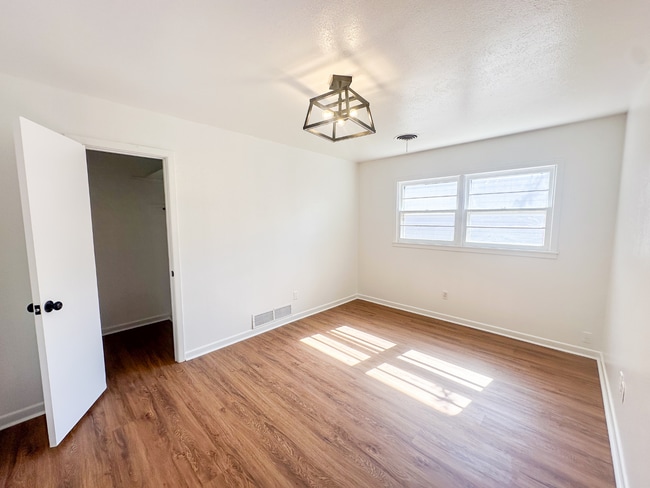 Photo - 5011 52nd St