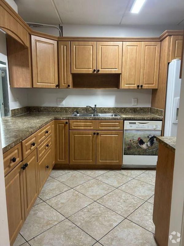 Building Photo - 5975 Forest Hill Blvd Rental