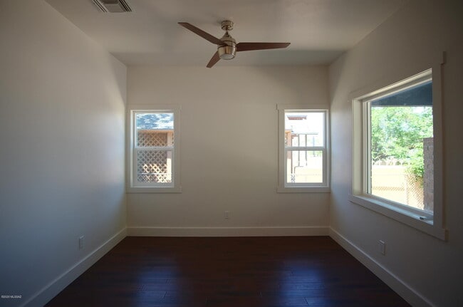 Photo - 118 E 18th St
