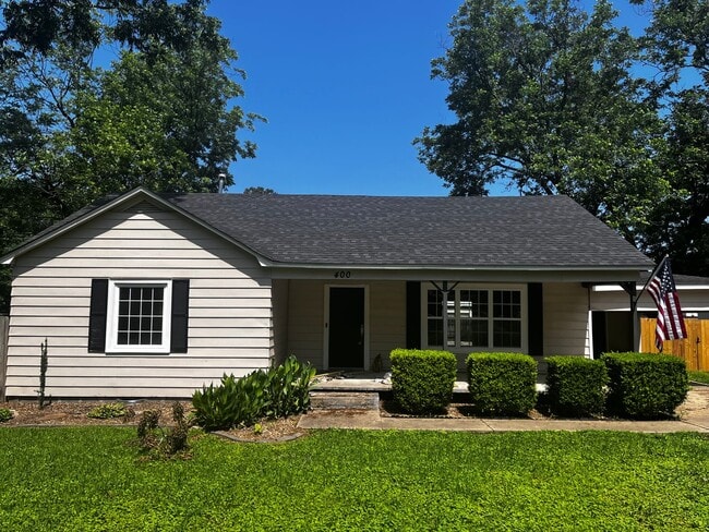 Building Photo - Freshly updated home with privacy fence in...