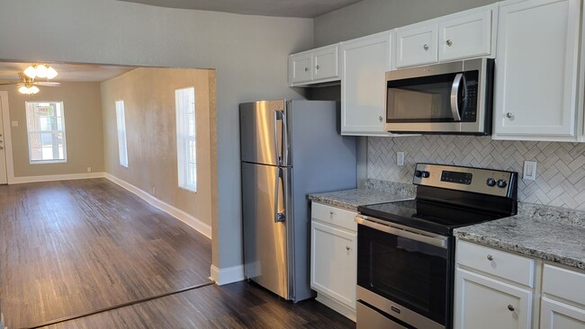 Building Photo - Totally Updated 3/1/2 A MUST SEE! Available July 2026