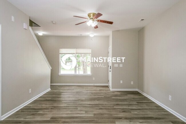 Photo - 3 Bedroom Pet-Friendly Home in Charlotte, NC with Main Street Renewal