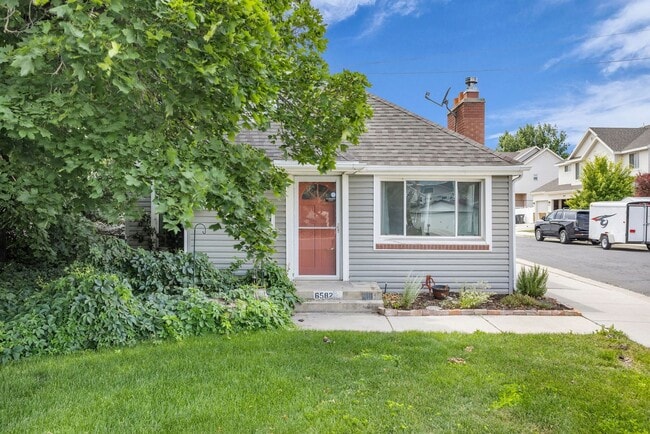 Building Photo - Beautiful and Bright 2 Bedroom 1 Bathroom Home in Murray!!