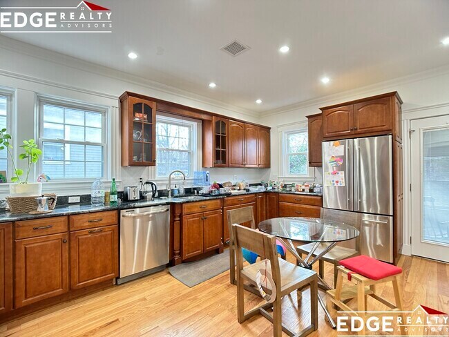 Building Photo - 25 Mapleton St Unit 2 Rental