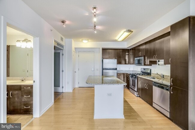 Building Photo - 440 L St NW Unit 913