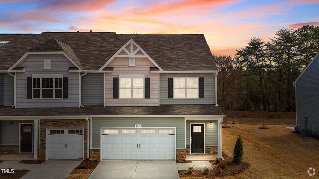 Building Photo - Deluxe 3 Bedroom End Unit Townhome - Avail...