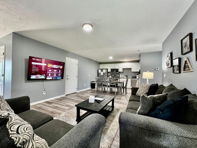 Photo - 3 bedroom home w/ privately fenced yard + hot tub.