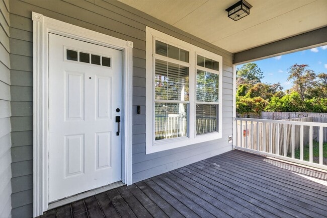 Photo - Charming and spacious home for rent in Leesburg!