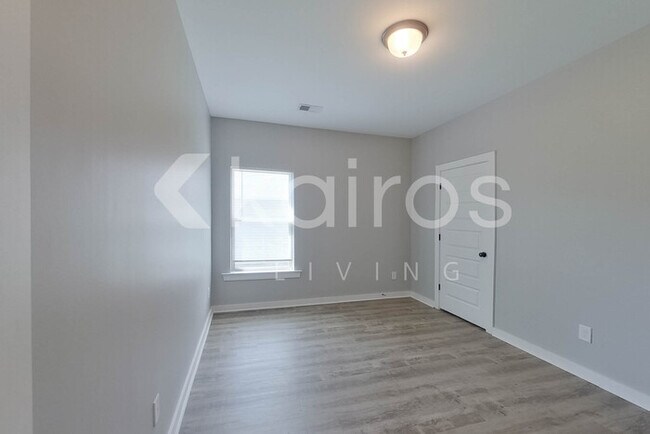 Photo - 464 White Oak Cir