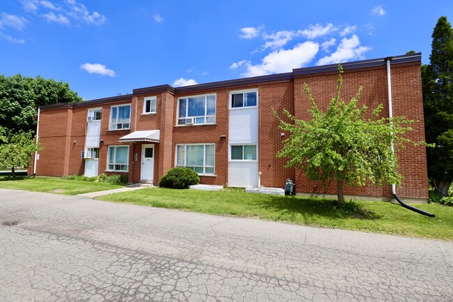 Building Photo - 646 Silverbirch Rd