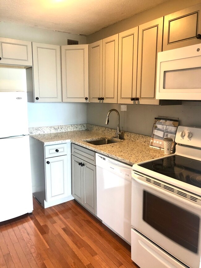 Building Photo - 2728 N Hampden Ct Unit 1309