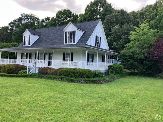Building Photo - 4 bed, 3 bath house