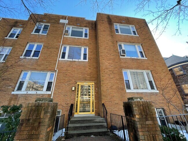 Building Photo - 1527 Beacon St Unit 3 Rental