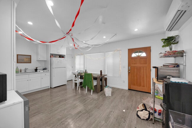 Photo - 570 N Cambridge St