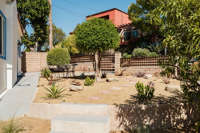 Photo - 4879 Hartwick St