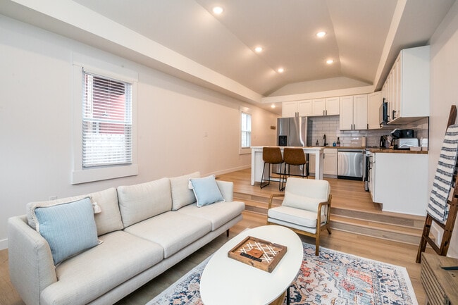 Photo - 1035 Hamlet St