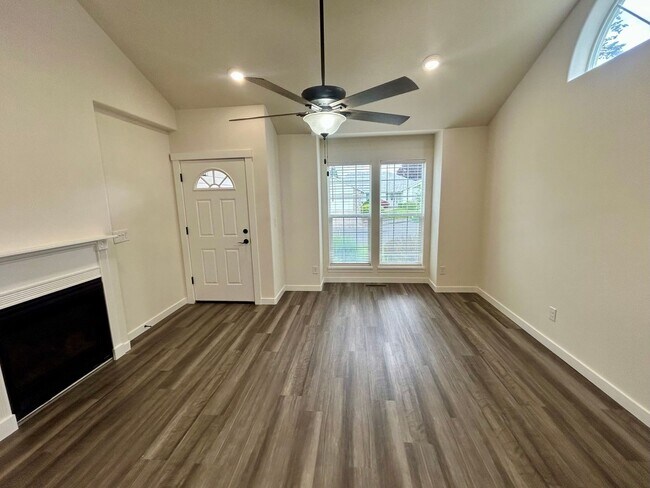 938-940 Boardwalk Ave. NE